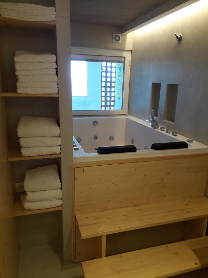 Jacuzzi & Sauna Apartment ! Салоу Екстериор снимка